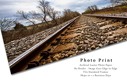 Снимка на железопътна линия, Принт (без рамка), Снимка с изглед на железопътните линии в един дъждовен пролетен ден, в Оклахома,