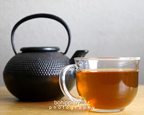 Чаша чай с Черен Метален Чайник на масата Цвят Matte Canvas 16x20, Опъната в рамка, Готов да бъде обесен, Авторска фотография, Тематично